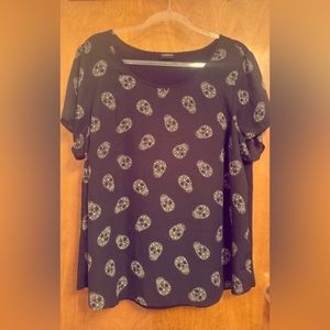 Torrid black blouse size 1 with skulls
